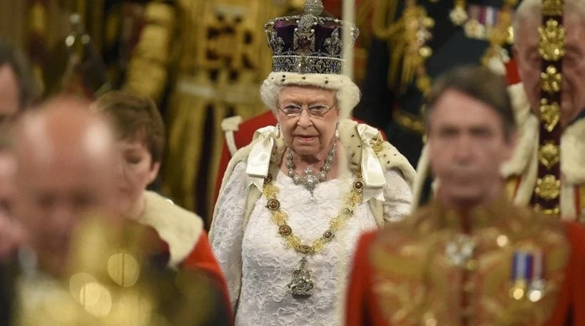 Τι τραβάει και η βασίλισσα Ελισάβετ: «Το στέμμα μου είναι τόσο βαρύ που φοβάμαι ότι θα σπάσω το λαιμό μου»